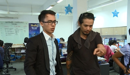 
	
	Thí sinh Mai Chí Hữu (trái) giám sát việc quay video quảng cáo cho chức năng “Gửi Việc Cho Tôi”tại văn phòng của công ty tuyển dụng trực tuyến VietnamWorks.